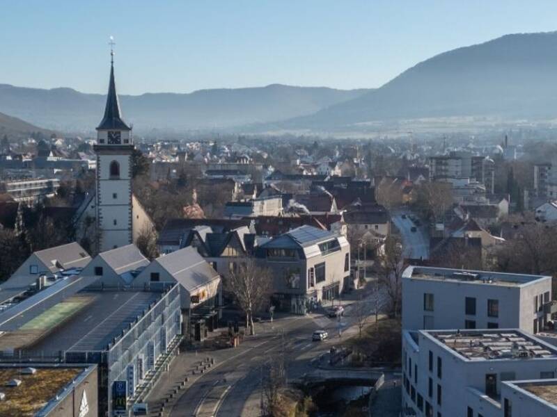 Hier ist die Stadt Metzingen zu sehen. Der Blick ist leicht von oben zur Martinskirche und Richtung Schwäbische Alb gerichtet. 