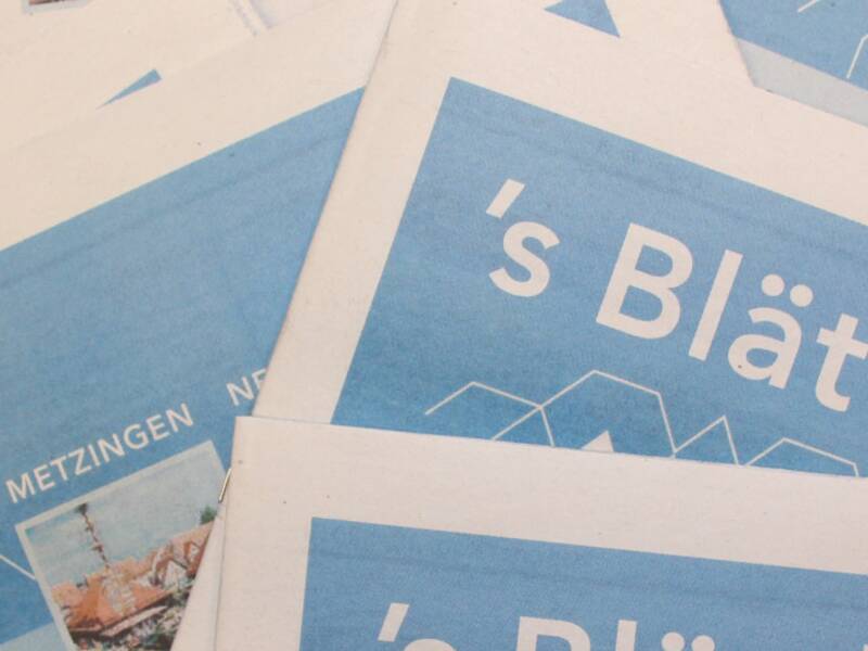 Einige Ausgaben des Blättle der Stadt Metzingen liegen übereinandergestapelt.