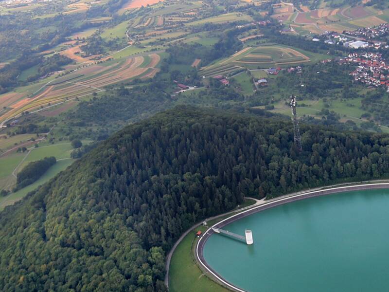 Luftaufnahme von Glems und dem Stausee mit Blick auf die umliegende Landschaft.