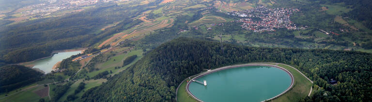 Luftaufnahme von Glems und dem Stausee mit Blick auf die umliegende Landschaft.