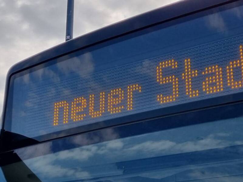 Ein Bus mit dem Infotext "Neuer Stadttarif"