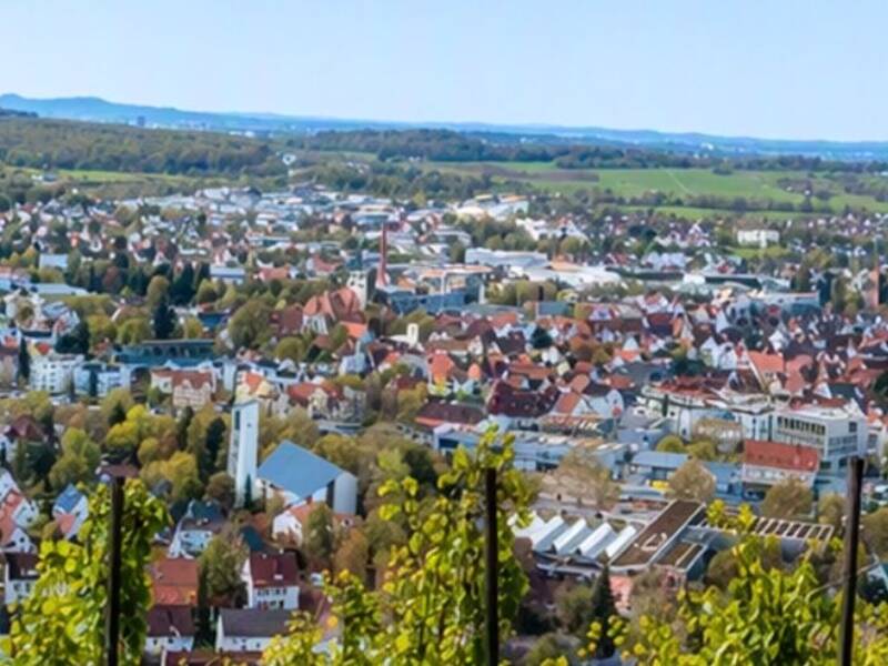 Hier ist Metzingen vom Weinberg aus zu sehen. Im Hintergrund ist die Achalm zu sehen.