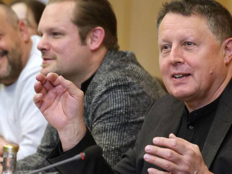 Hier sind die Gemeinderätinnenund Gemeinderäte der Stadt Metzingen zu sehen in einer Sitzung, sie besprechen etwas. 