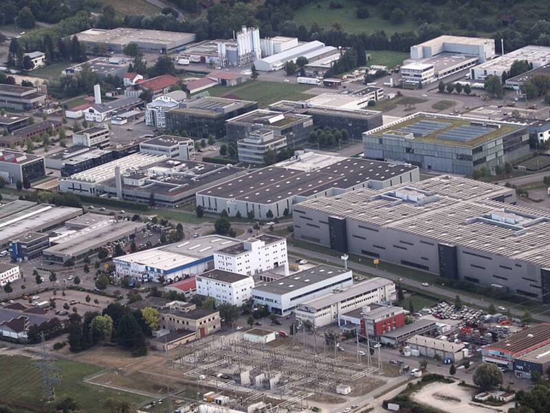 hier ist der Blick von oben aus der Luft auf eine Metzinger Gewerbegebiet. 