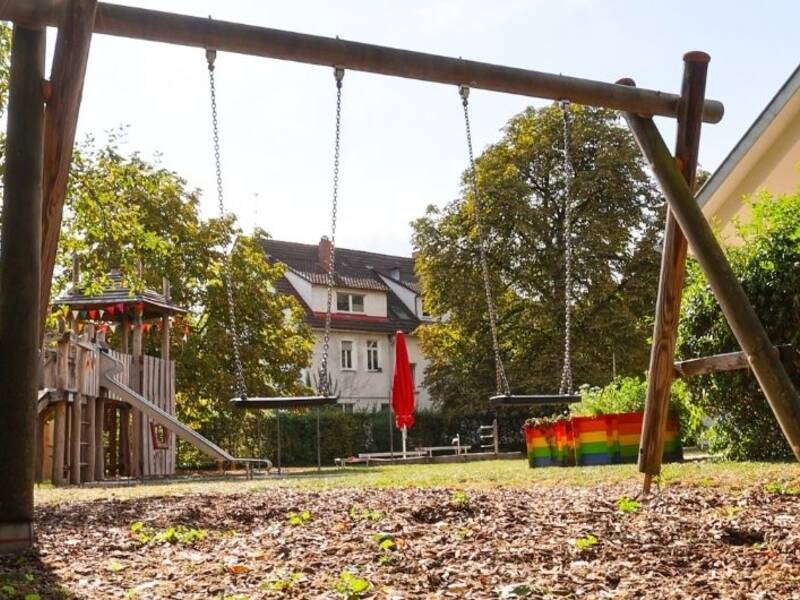 Hier ist einen Schaukel im Garten einer Kindertagesstätte der Stadt Metzingen zu sehen. 
