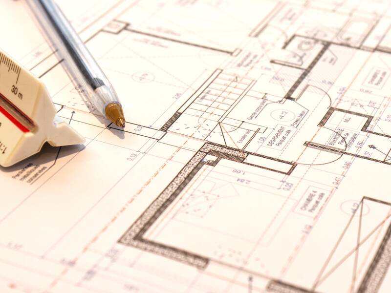Architekt, Skizze eines Hauses mit Lineal und Stift.