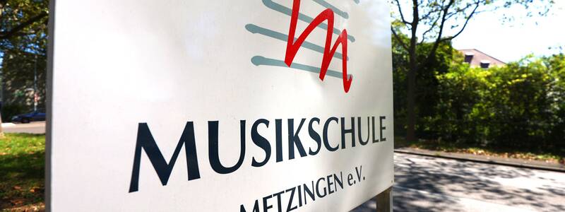 Musikschule. Großaufnahme des Schilds am Eingang mit Logo.