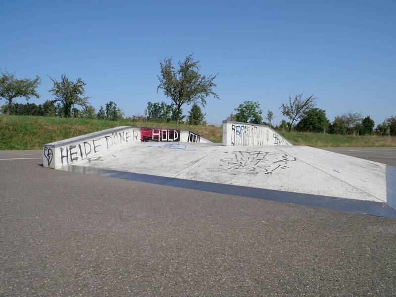 Eine flache Rampe mit Graffiti.
