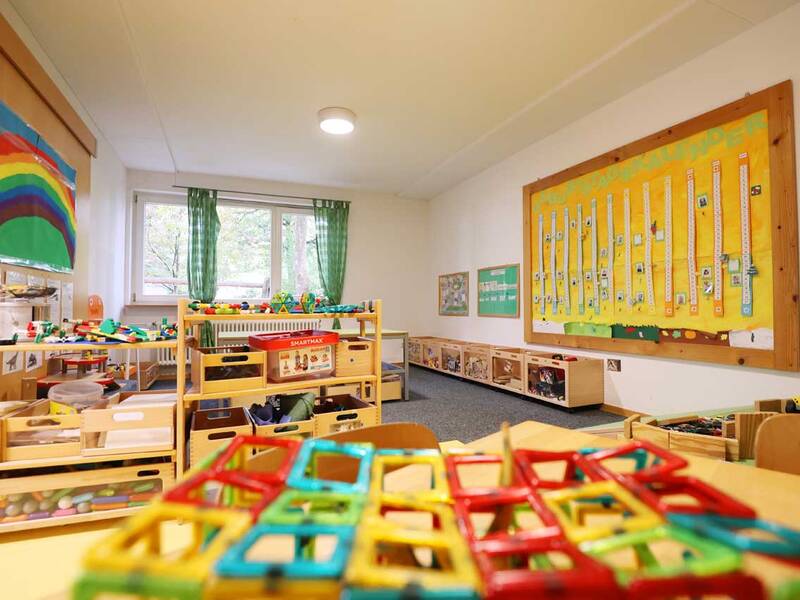 Bauraum: Raum mit Bauklötzen, Magnetspielzeug und Geburtstagskalender.