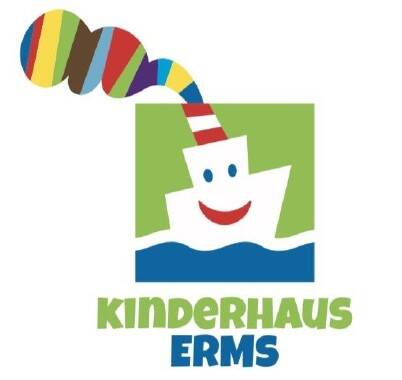 Das Bild zeigt ein Logo mit einem stilisierten, weißen Boot mit Gesicht, aus dessen Schornstein bunte Streifen herauskommen, und darunter steht in grüner und blauer Schrift "Kinderhaus Erms".