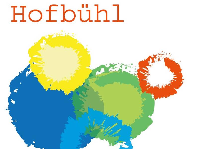 Das Bild zeigt den Text "Kinderhaus Hofbühl" über fünf bunten Farbklecksen in Gelb, Blau, Grün und Orange.