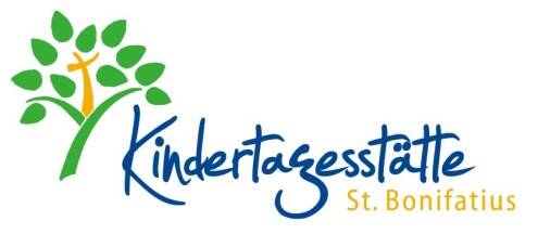 Das Bild zeigt das Logo der Kindertagesstätte St. Bonifatius, bestehend aus einem stilisierten Baum mit einem Kreuz und dem Schriftzug "Kindertagesstätte St. Bonifatius".