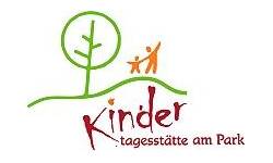 Das Bild zeigt das Logo der "Kindertagesstätte am Park" mit einer stilisierten grünen Baumgrafik und zwei orangefarbenen Figuren, die sich an den Händen halten, darüber der Schriftzug "Kinder" in Rot und darunter ".tagesstätte am Park".