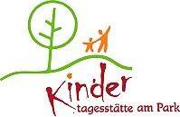 Das Bild zeigt das Logo der "Kindertagesstätte am Park" mit einer stilisierten grünen Baumgrafik und zwei orangefarbenen Figuren, die sich an den Händen halten, darüber der Schriftzug "Kinder" in Rot und darunter ".tagesstätte am Park".