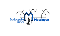 Das Bild zeigt das Logo der Stadtkapelle Metzingen mit einem stilisierten Gebäude, dem Schriftzug "Stadtkapelle 1887 e.V. Metzingen" und einer Trompete.