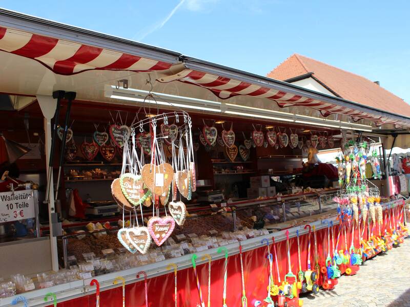 Bunter Süßigkeitenstand auf dem Krämermarkt