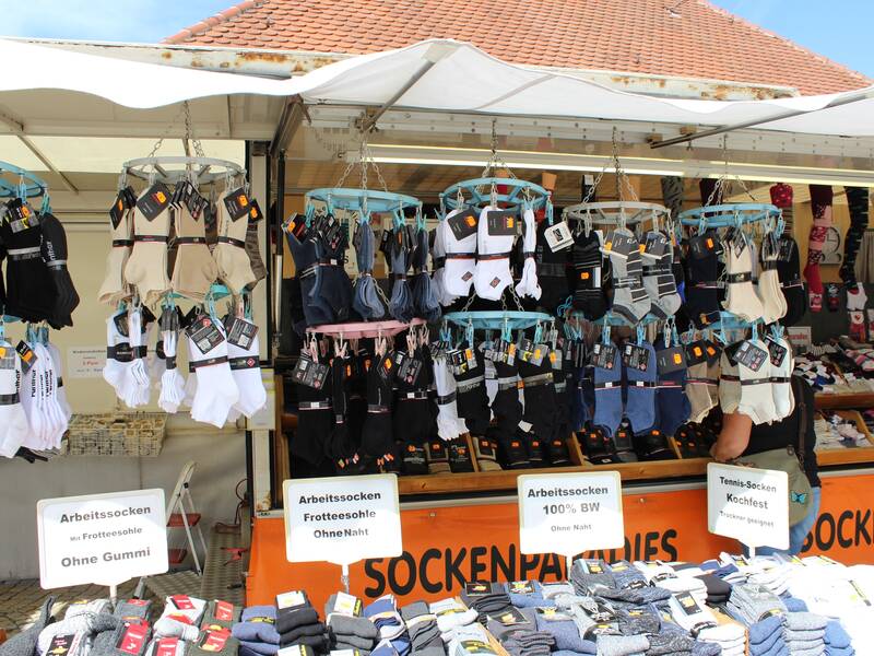 Verkaufsstand mit Socken auf dem Krämermarkt