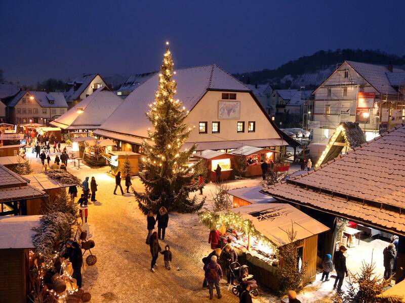 Belebtes Weihnachtsdorf auf dem Kelternplatz