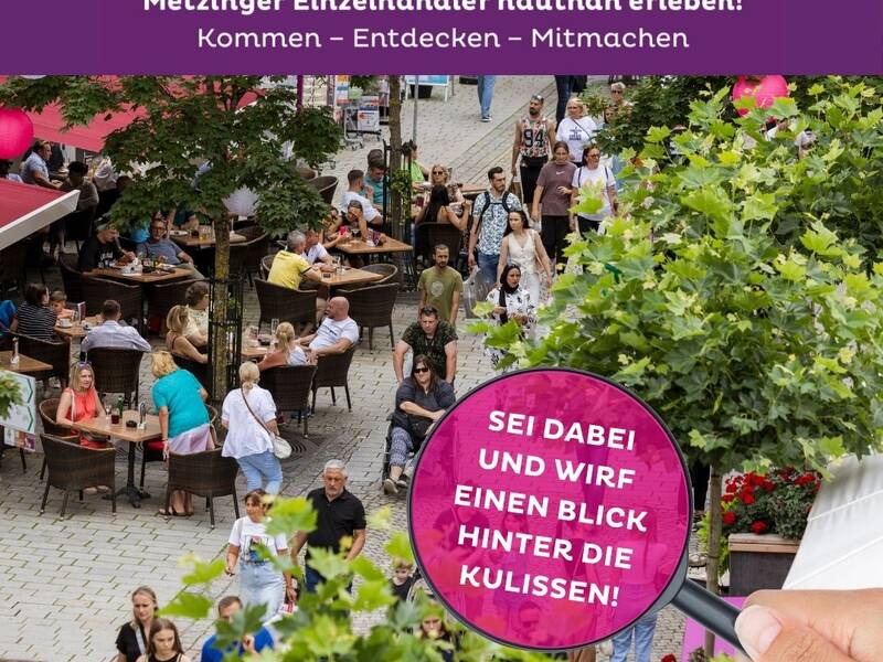 Ein belebter Straßencafé-Bereich mit vielen Menschen, Bäumen und pinken Laternen, überlagert von einem Textbanner und einer Lupe mit einem Slogan.