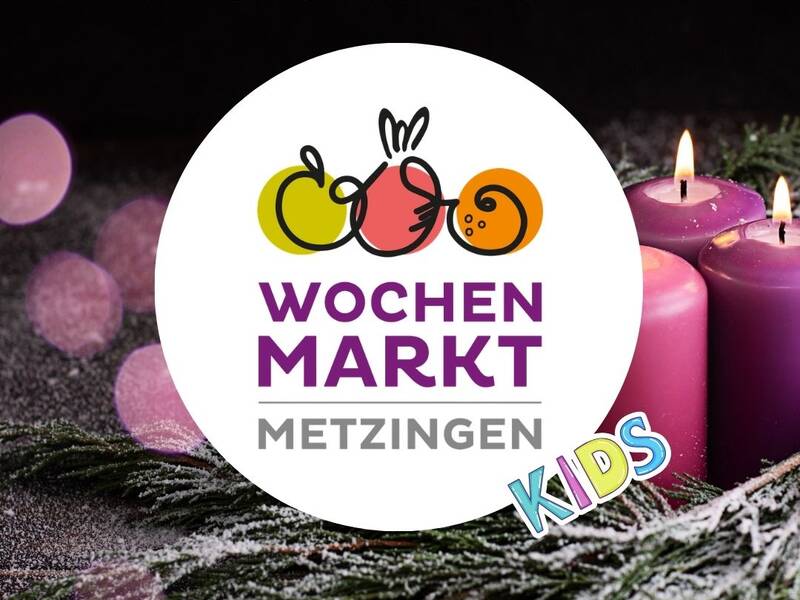 Veranstaltungsplakat für den Adventszauber auf dem Wochenmarkt mit Weihnachtsdekoration