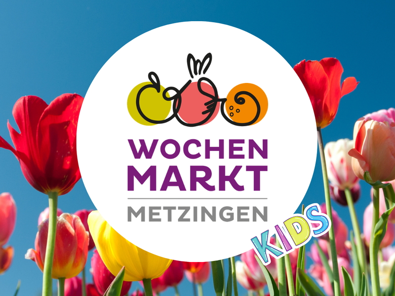 Ein Poster wirbt für den "Frühlingszauber auf dem Wochenmarkt" in Metzingen mit bunten Tulpen im Hintergrund und farbenfrohem Logo.
