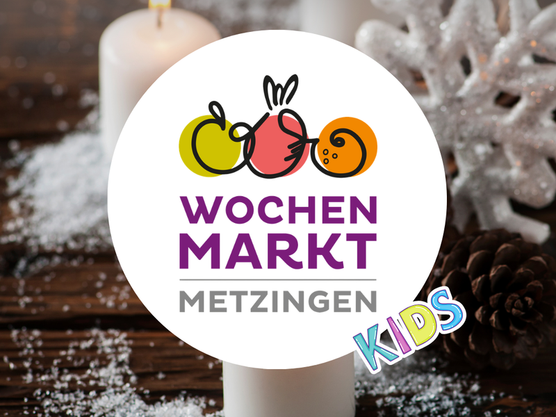 Das Bild zeigt ein Wintermotiv mit Kerzen, Schneeflocken und einem Tannenzapfen, zusammen mit dem Logo und der Ankündigung "Winterzeit auf dem Wochenmarkt" in Metzingen.