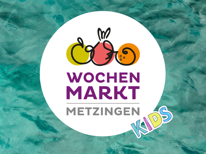 Ein Plakat wirbt mit einem fröhlichen Obstmotiv und der Aufschrift "Sommerspaß auf dem Wochenmarkt" vor einem türkisfarbenen Hintergrund.